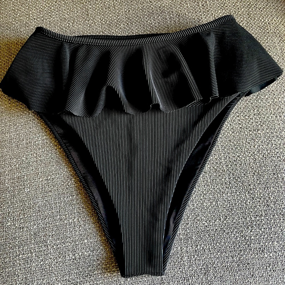 Beach Riot
Beach Riot Daisy Bottom - Picture 4 of 6